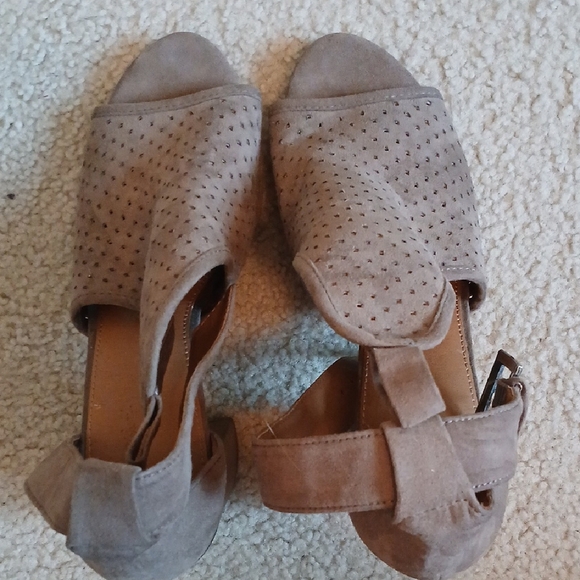 Women's Suede Universal Thread Tan Peep-Toe Block-Heel Sz 8 - Picture 4 of 6